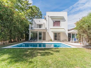 Casa en  venta en Boat Center , 3 dormitorios, piscina, quincho, cochera y amplio parque con amarra
