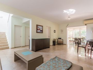 Casa en  venta en Boat Center , 3 dormitorios, piscina, quincho, cochera y amplio parque con amarra
