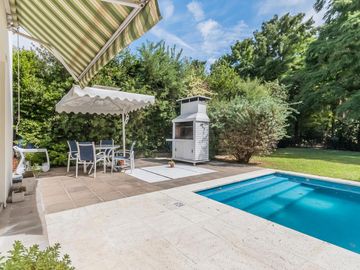 Casa en  venta en Boat Center , 3 dormitorios, piscina, quincho, cochera y amplio parque con amarra