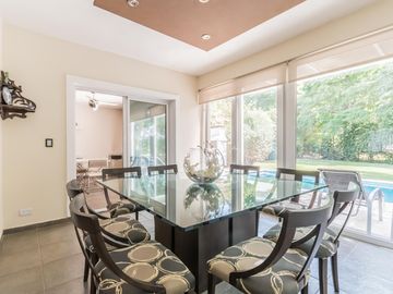 Casa en  venta en Boat Center , 3 dormitorios, piscina, quincho, cochera y amplio parque con amarra