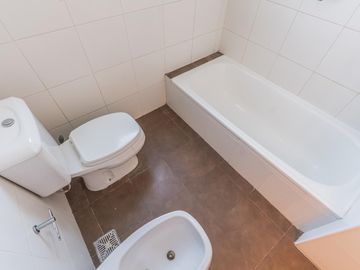 Casa en  venta en Boat Center , 3 dormitorios, piscina, quincho, cochera y amplio parque con amarra
