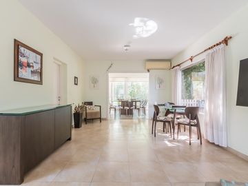 Casa en  venta en Boat Center , 3 dormitorios, piscina, quincho, cochera y amplio parque con amarra