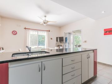 Casa en  venta en Boat Center , 3 dormitorios, piscina, quincho, cochera y amplio parque con amarra