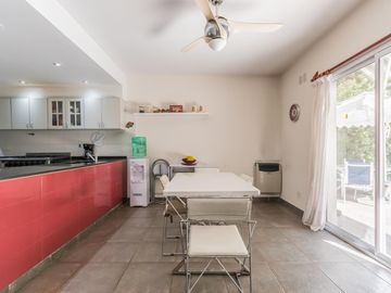 Casa en  venta en Boat Center , 3 dormitorios, piscina, quincho, cochera y amplio parque con amarra
