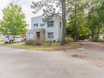 Casa en  venta en Boat Center , 3 dormitorios, piscina, quincho, cochera y amplio parque con amarra