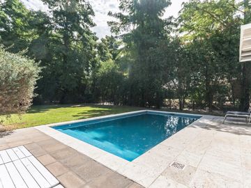 Casa en  venta en Boat Center , 3 dormitorios, piscina, quincho, cochera y amplio parque con amarra