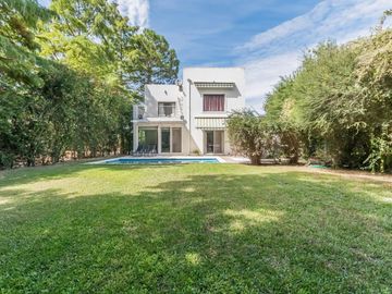 Casa en  venta en Boat Center , 3 dormitorios, piscina, quincho, cochera y amplio parque con amarra