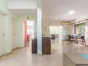 Casa en  venta en Boat Center , 3 dormitorios, piscina, quincho, cochera y amplio parque con amarra
