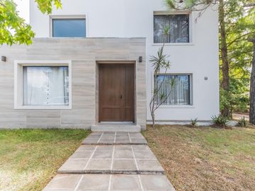 Casa en  venta en Boat Center , 3 dormitorios, piscina, quincho, cochera y amplio parque con amarra