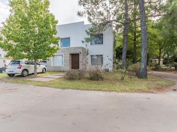 Casa en  venta en Boat Center , 3 dormitorios, piscina, quincho, cochera y amplio parque con amarra