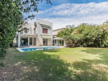 Casa en  venta en Boat Center , 3 dormitorios, piscina, quincho, cochera y amplio parque con amarra