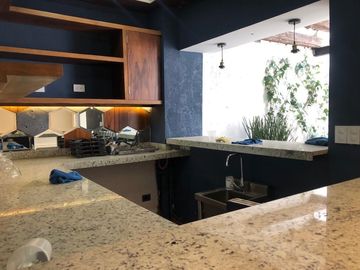 CASA COLONIAL CON USO DE SUELO COMERCIAL