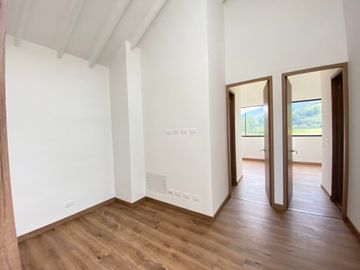 CASA EN EL RETIRO