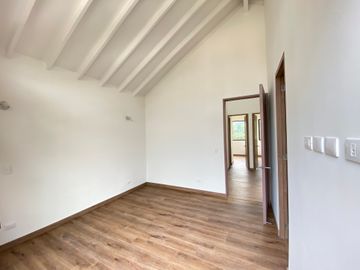 CASA EN EL RETIRO