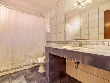 Venta casa de 6 dormitorios con piscina en Jardines del Sur