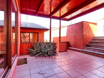 Venta casa de 6 dormitorios con piscina en Jardines del Sur