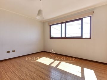 Venta casa de 6 dormitorios con piscina en Jardines del Sur