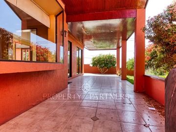 Venta casa de 6 dormitorios con piscina en Jardines del Sur