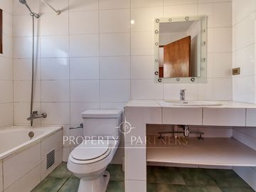 Venta casa de 6 dormitorios con piscina en Jardines del Sur