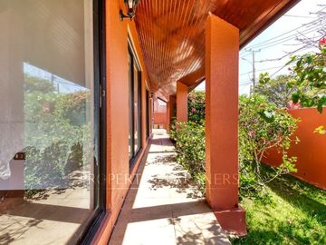 Venta casa de 6 dormitorios con piscina en Jardines del Sur