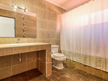 Venta casa de 6 dormitorios con piscina en Jardines del Sur