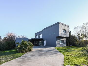 CASA DOS DORMITORIOS JARDIN PISCINA PUERTO ROLDAN BARRIO CERRADO