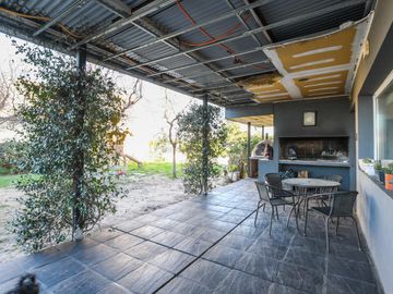 CASA DOS DORMITORIOS JARDIN PISCINA PUERTO ROLDAN BARRIO CERRADO