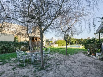CASA DOS DORMITORIOS JARDIN PISCINA PUERTO ROLDAN BARRIO CERRADO