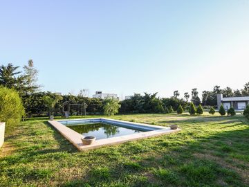 CASA DOS DORMITORIOS JARDIN PISCINA PUERTO ROLDAN BARRIO CERRADO