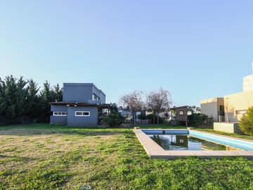 CASA DOS DORMITORIOS JARDIN PISCINA PUERTO ROLDAN BARRIO CERRADO