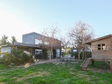 CASA DOS DORMITORIOS JARDIN PISCINA PUERTO ROLDAN BARRIO CERRADO