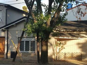 Olivos- M. Belzu y F.J. Sarmiento-2 plantas-en esquina-4 amb. c/coch y patio-120m2