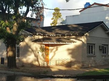 Olivos- M. Belzu y F.J. Sarmiento-2 plantas-en esquina-4 amb. c/coch y patio-120m2