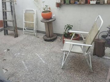 Olivos- M. Belzu y F.J. Sarmiento-2 plantas-en esquina-4 amb. c/coch y patio-120m2