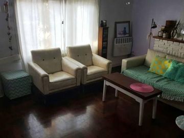 Olivos- M. Belzu y F.J. Sarmiento-2 plantas-en esquina-4 amb. c/coch y patio-120m2