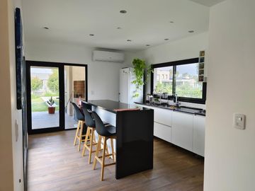 VENTA/PERMUTA - Casa 3 dormitorios - Barrio Cerrado Puerto Roldán.