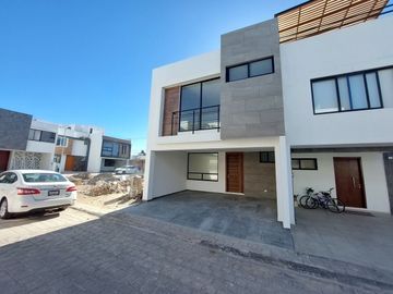 VENTA DE CASA EN BELMONTE TRES RECAMARAS Y FAMILY ROOM, CUAUTLANCINGO, PUEBLA.