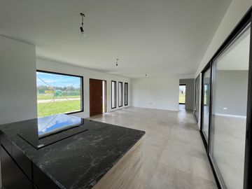 Chalet premium, todo en plata baja con quincho, pileta y parque.