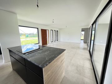 Chalet premium, todo en plata baja con quincho, pileta y parque.