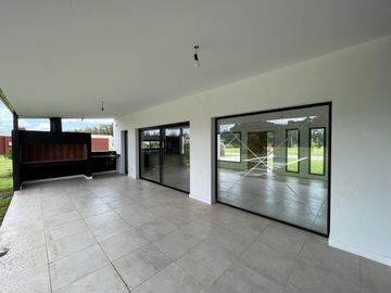 Chalet premium, todo en plata baja con quincho, pileta y parque.