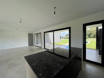 Chalet premium, todo en plata baja con quincho, pileta y parque.