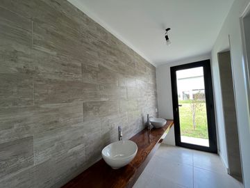 Chalet premium, todo en plata baja con quincho, pileta y parque.