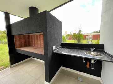 Chalet premium, todo en plata baja con quincho, pileta y parque.