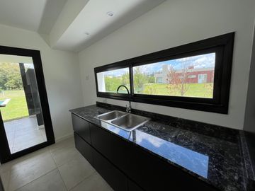 Chalet premium, todo en plata baja con quincho, pileta y parque.