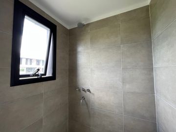 Chalet premium, todo en plata baja con quincho, pileta y parque.