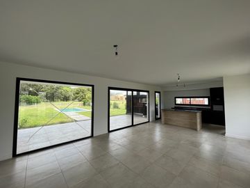 Chalet premium, todo en plata baja con quincho, pileta y parque.