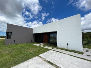 Chalet premium, todo en plata baja con quincho, pileta y parque.