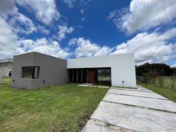 Chalet premium, todo en plata baja con quincho, pileta y parque.