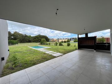 Chalet premium, todo en plata baja con quincho, pileta y parque.
