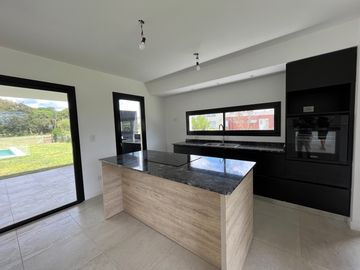 Chalet premium, todo en plata baja con quincho, pileta y parque.